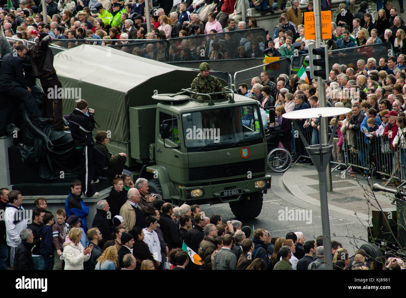 Menschenmassen beobachten die Parade der irischen Streitkräfte bei der Gedenkfeier zum Osteraufstand 1916 in der O`Connell Street in Dublin, Irland Stockfoto